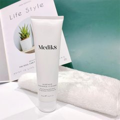 Гель для вмивання з кислотами і екстрактом мангостана Medik8 Surface Radiance Cleanse