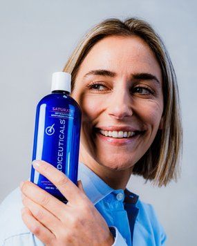 Шампунь для жінок Mediceuticals Saturate&trade; проти випадіння волосся (для схильної до сухості шкіри голови)